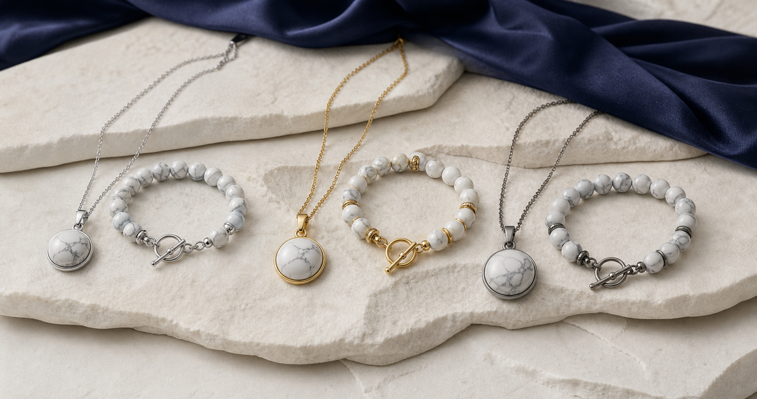 Bijoux en howlite comparant finitions argentée, dorée et acier inoxydable