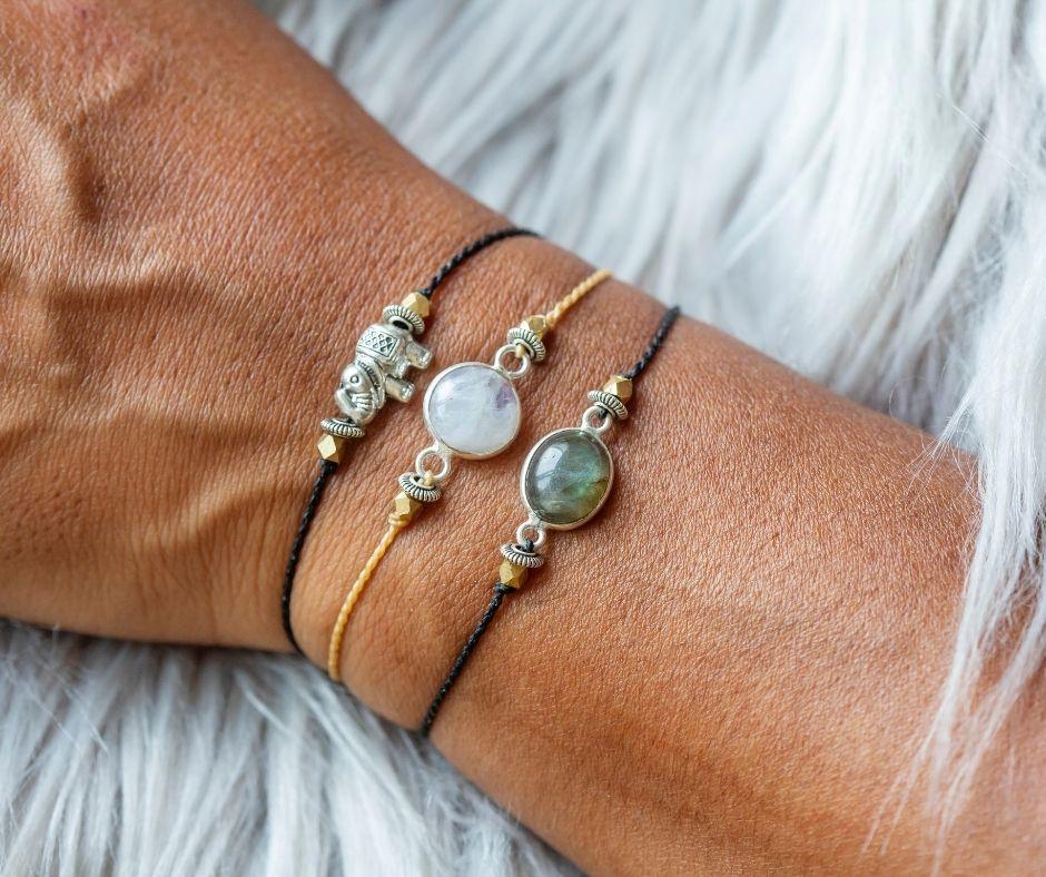 Peut on porter plusieurs bracelets de pierres en même temps