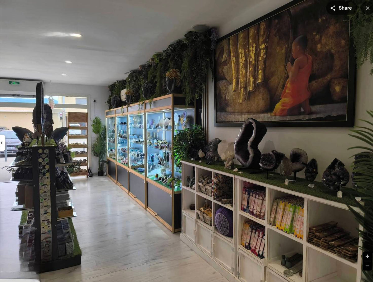 Pourquoi nous avons intégré des tableaux d’art dans notre boutique de pierres et minéraux