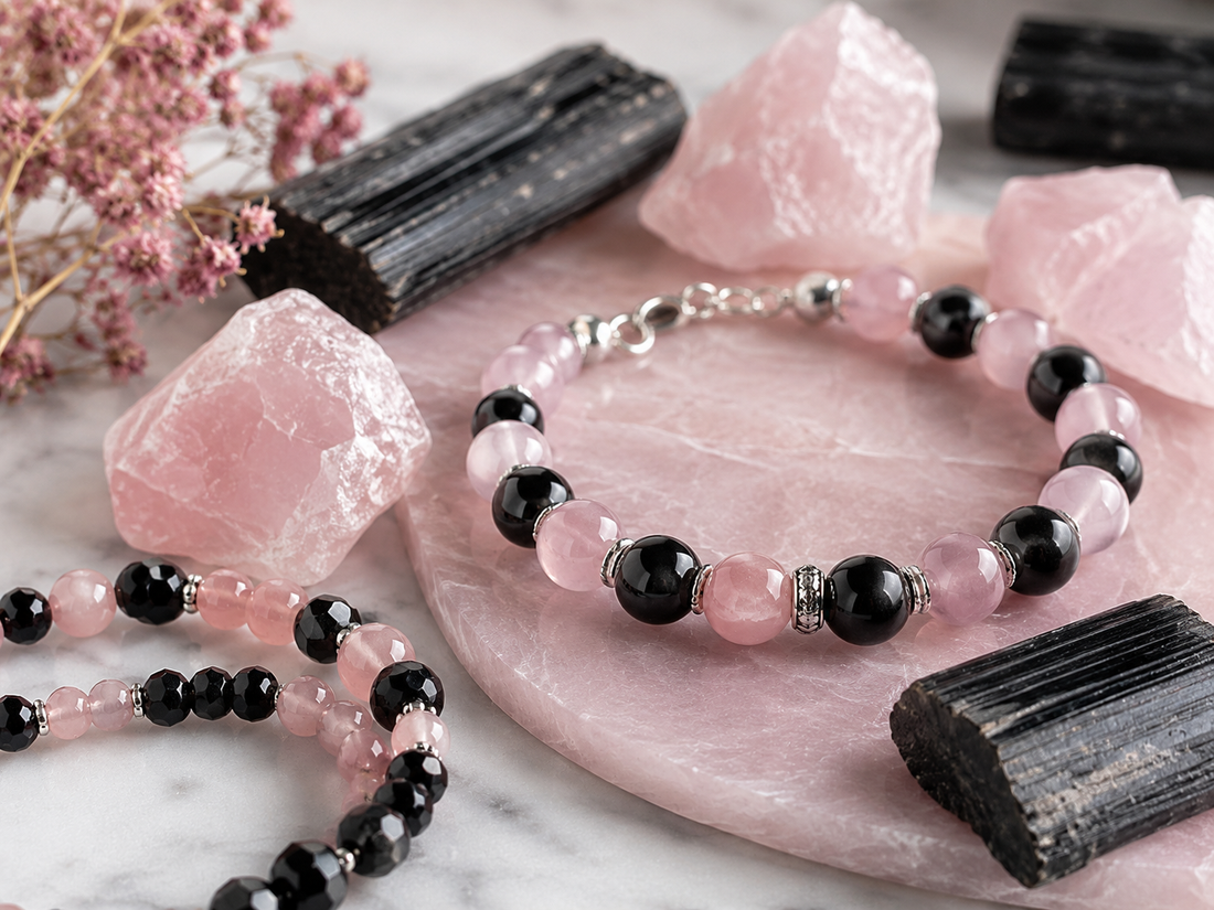 Bracelets, tourmalines noires et quartz roses bruts sur une plaque rose