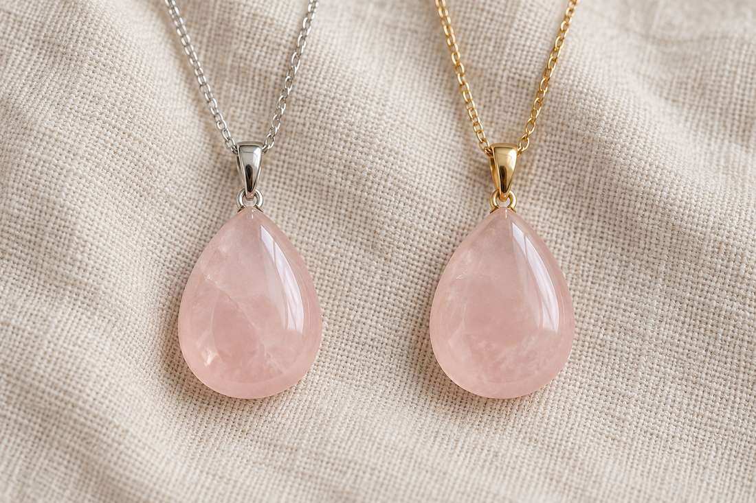 Deux pendentifs roses avec finitions argentée et dorée, illustration comparative.