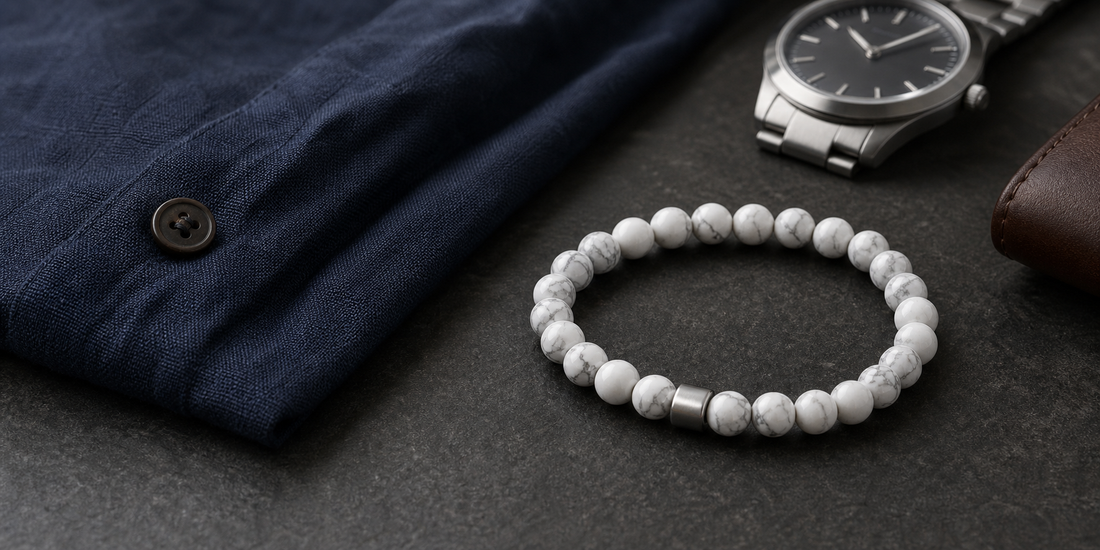 Bracelet homme en howlite avec montre acier et tenue bleu marine