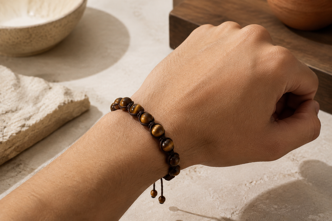 Bracelet Shamballa en œil de tigre porté au poignet avec cordon brun ajustable