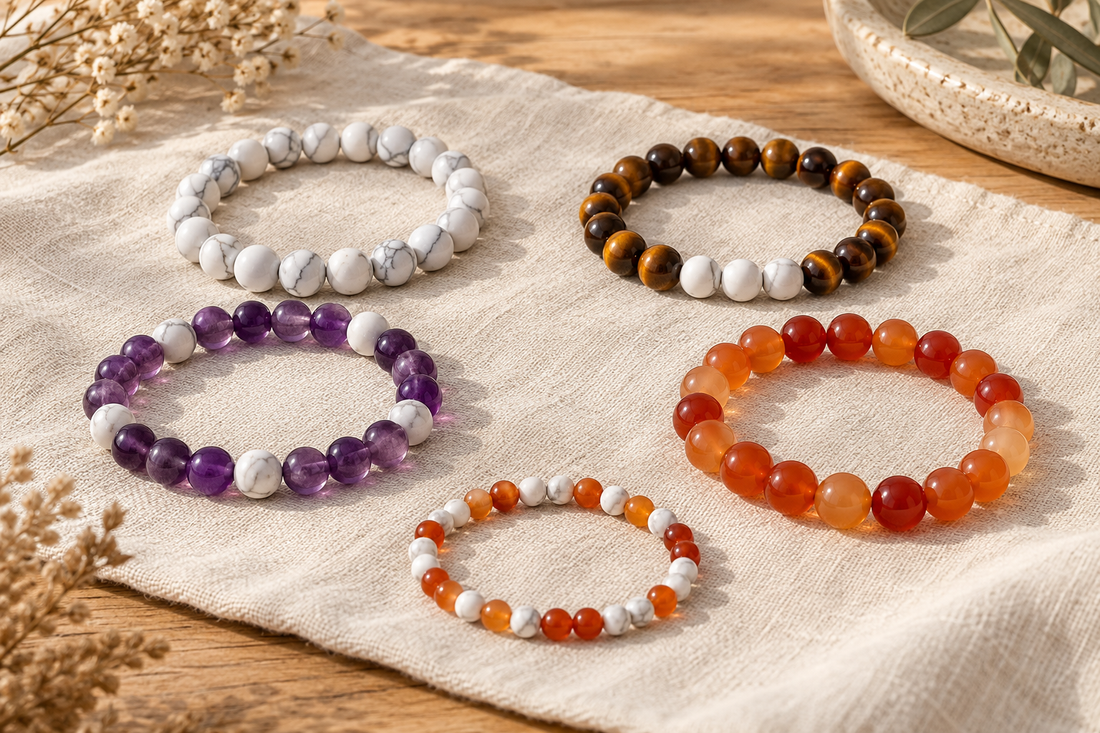 Cinq idées de bracelets en pierres naturelles sans fermoir, illustration.