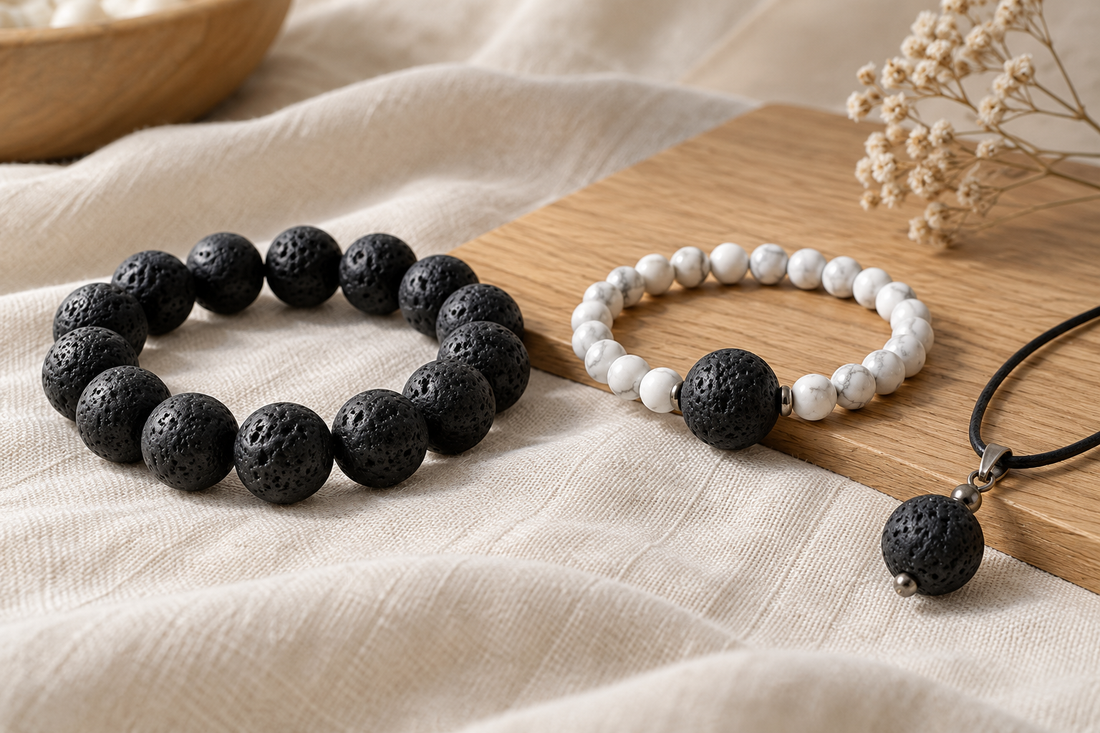 Idées de bracelets et pendentif avec de grosses perles de lave, illustration.