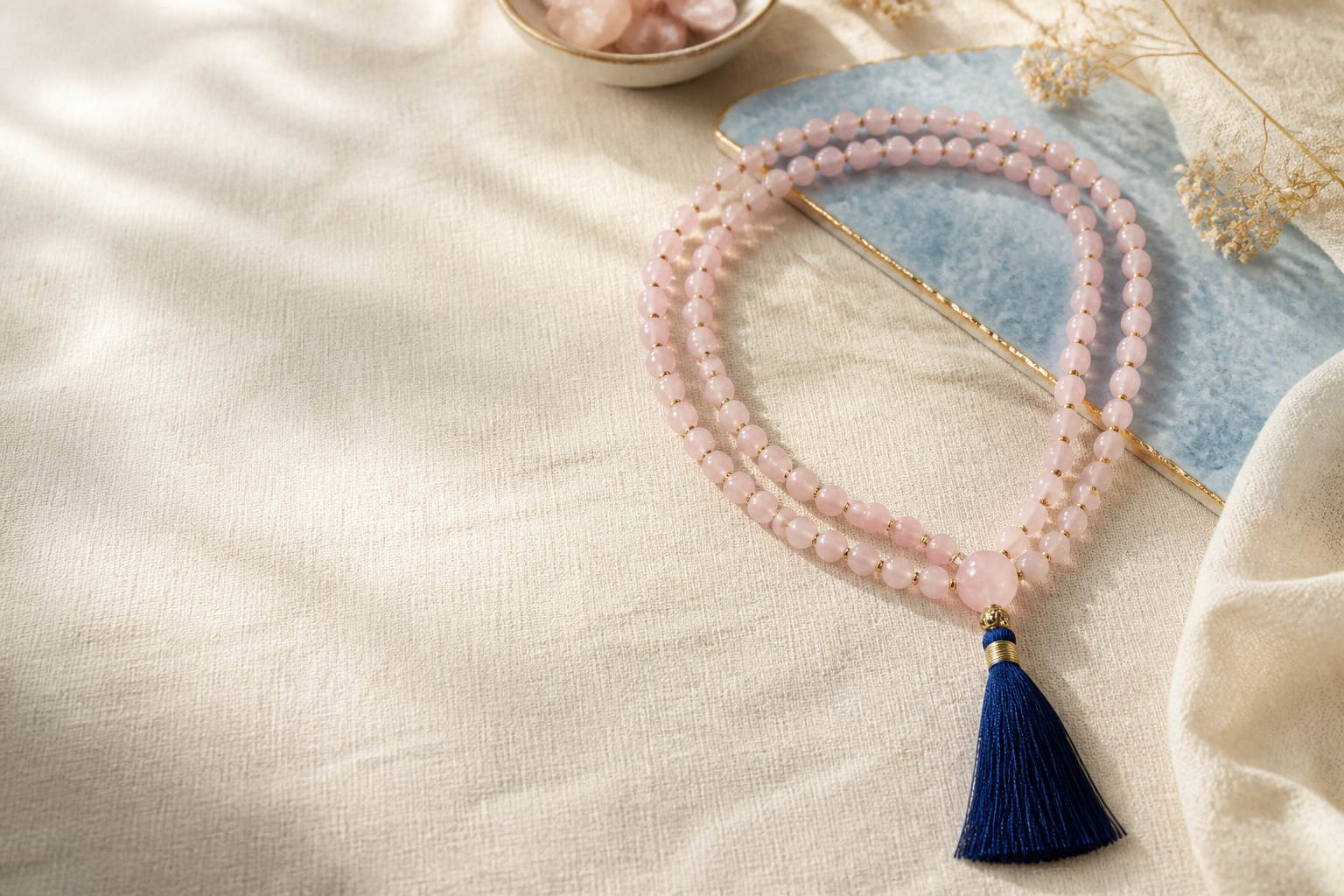 Mala en quartz rose avec perle gourou et pompon bleu marine
