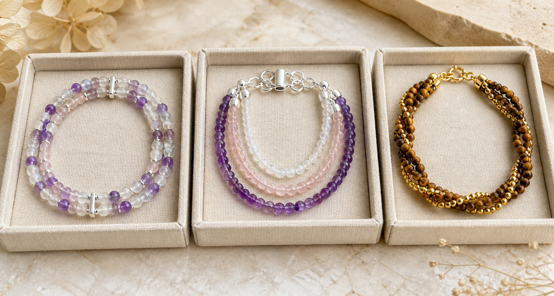 Trois styles de bracelets multirangs en perles naturelles : élastique, fermoir et tressé
