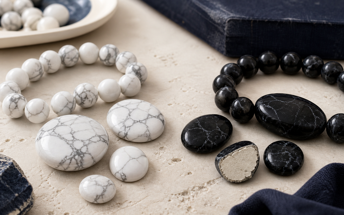 Comparaison entre howlite blanche naturelle et howlite noire teintée