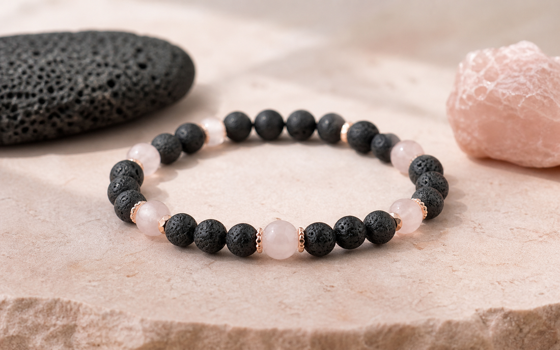 Bracelet en pierre de lave noire et quartz rose sur un décor rose poudré