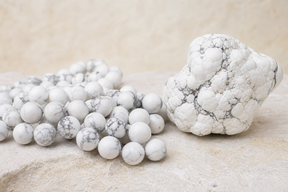 Howlite blanche naturelle, perles polies et nodule brut
