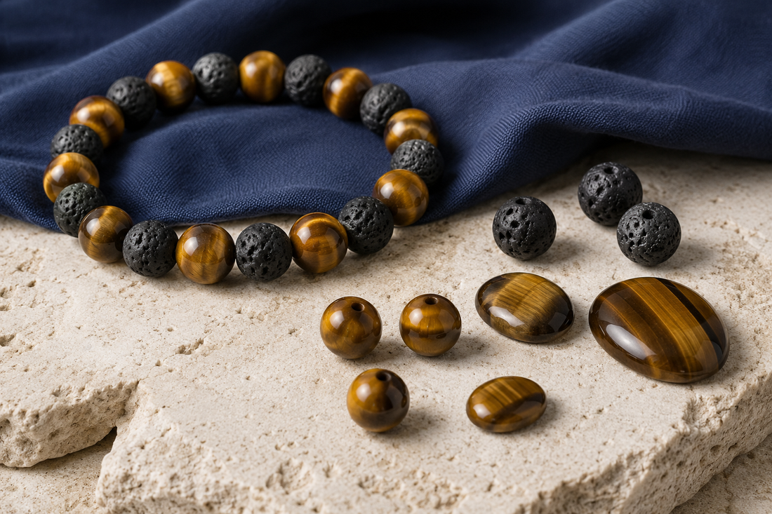 Bracelet en œil de tigre chatoyant et pierre de lave poreuse sur fond minéral