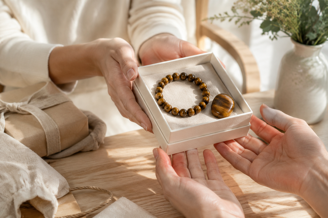 Œil de tigre offert dans un coffret avec bracelet et pierre polie