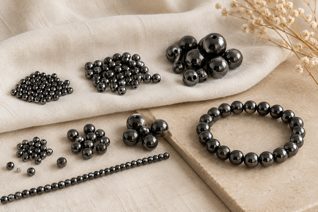 Perles d’hématite de volumes variés pour créer des bijoux, illustration sans échelle.