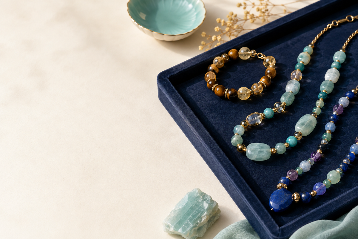 Bracelets et colliers en pierres naturelles combinés dans plusieurs palettes harmonieuses