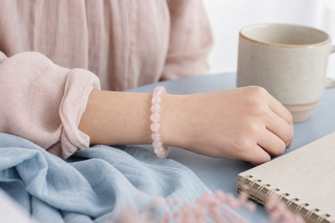 Bracelet en quartz rose porté au quotidien