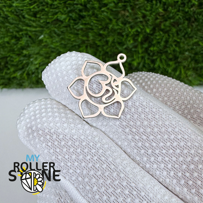 Pendentif Fleur Om Argenté en Acier Inoxydable