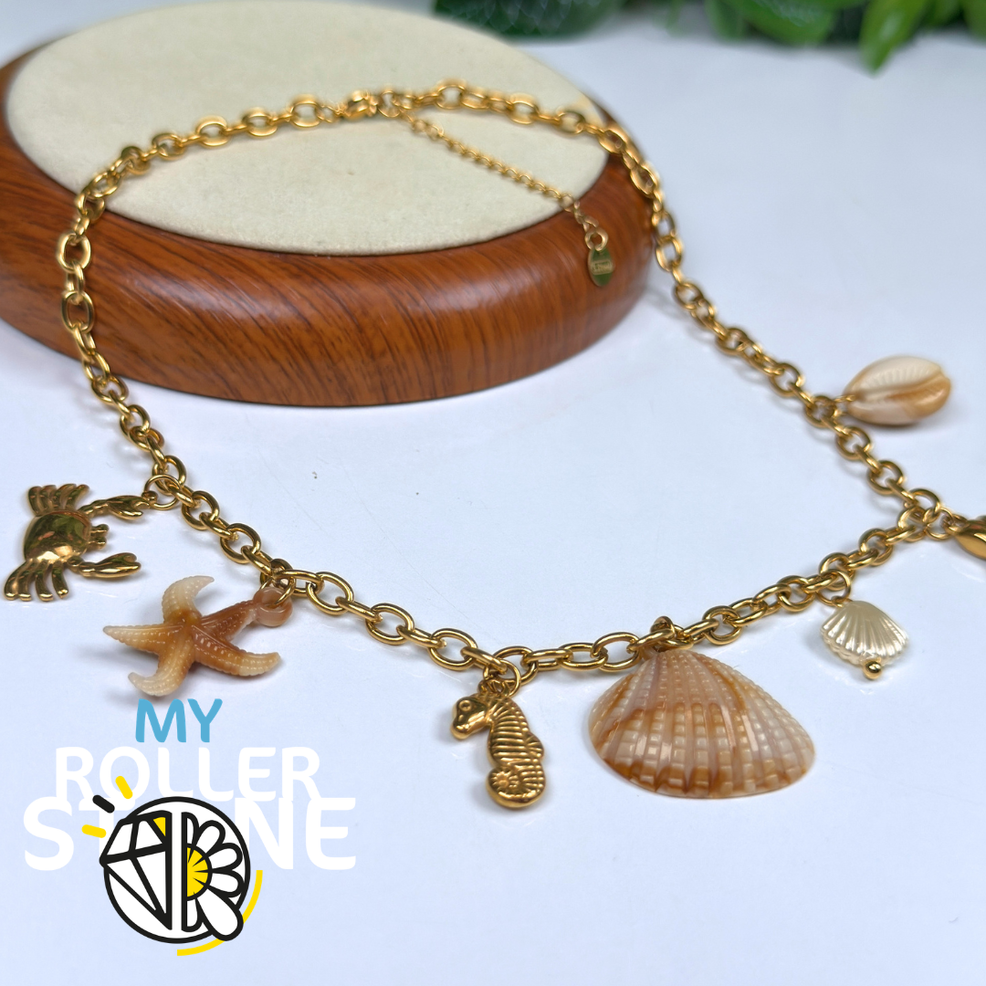 Collier plastron avec pendentifs en acier inoxydable et coquillage