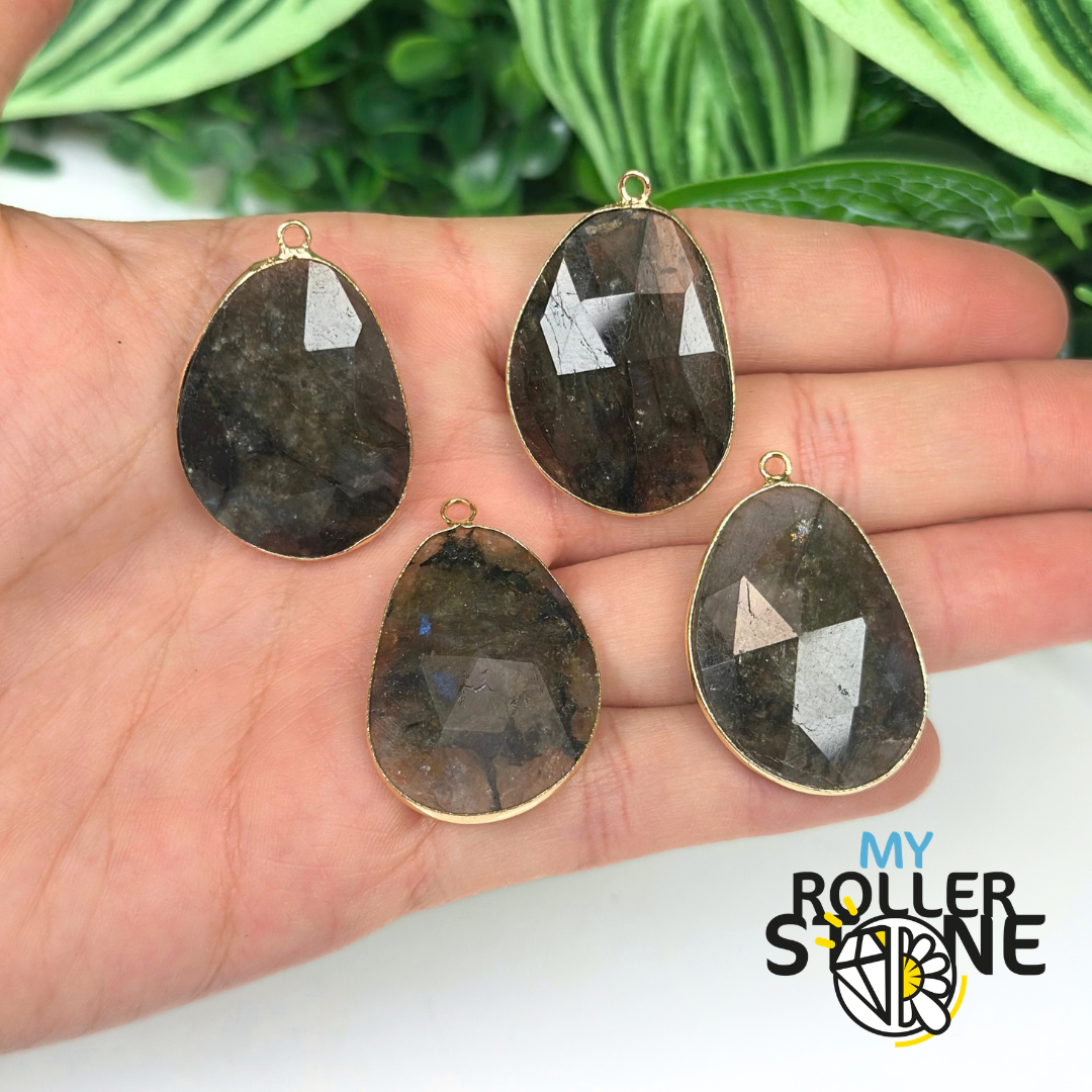 Pendentif ovale Facetté Labradorite serti