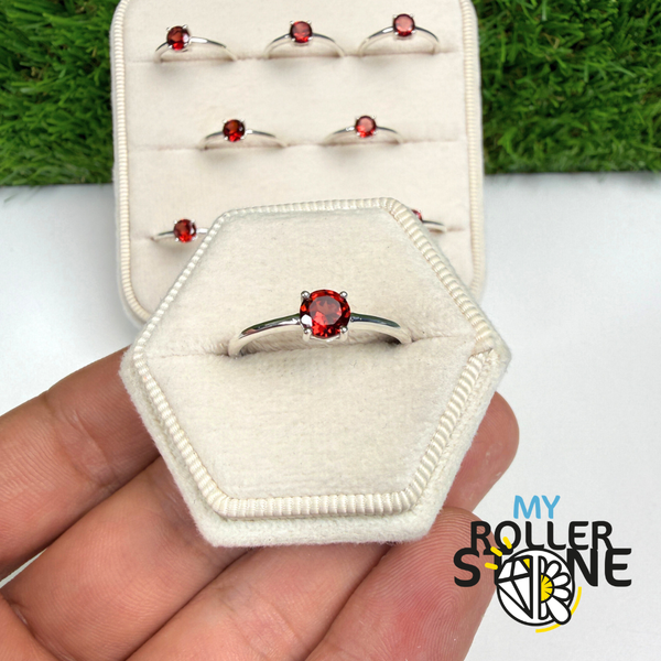 Bague solitaire en grenat rond facetté
