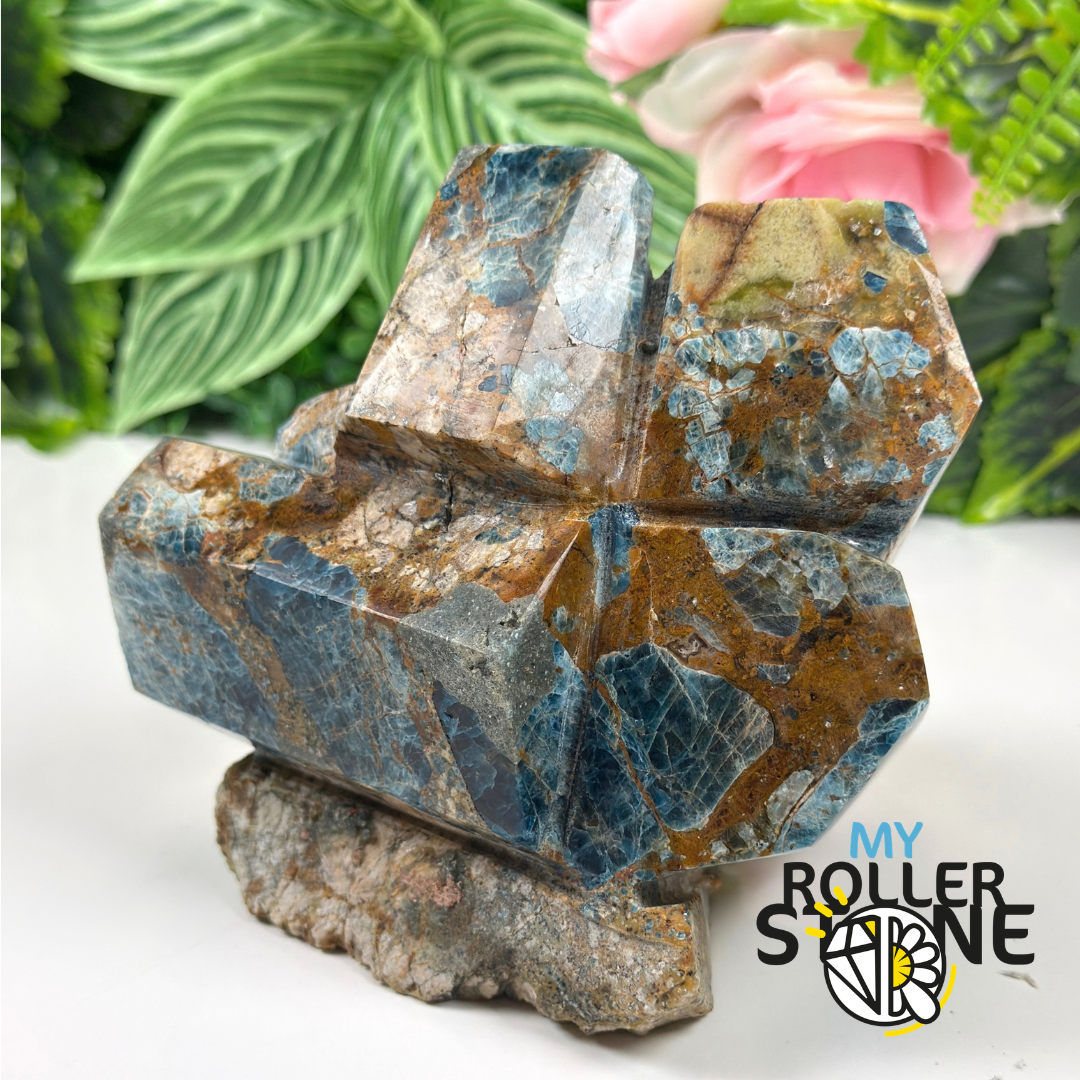 Sculpture en Apatite Bleue du Brésil sur Gangue