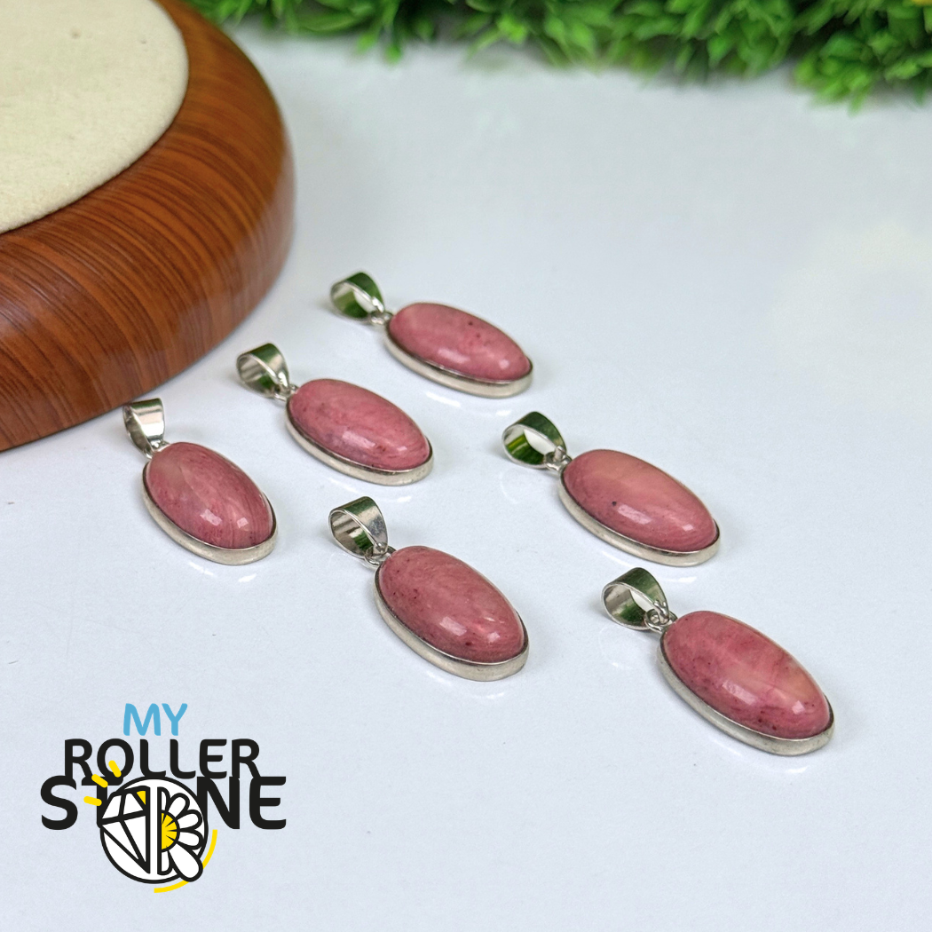 Pendentif Rhodonite ovale serti