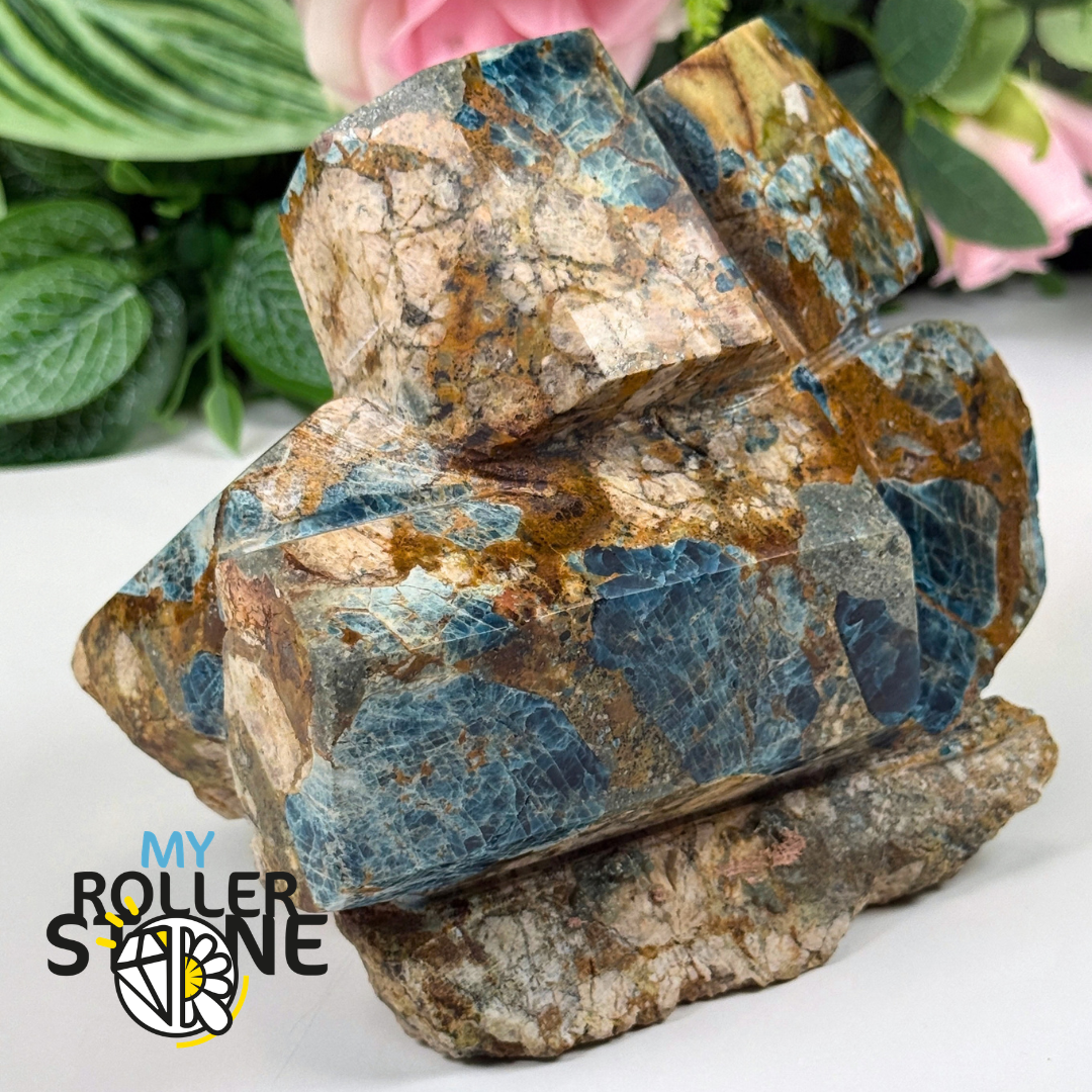 Sculpture en Apatite Bleue du Brésil sur Gangue