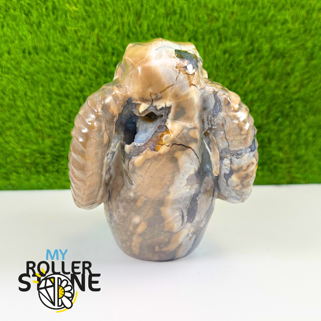 Sculpture en Agate Volcanique en forme de Crane et corne de Bouc