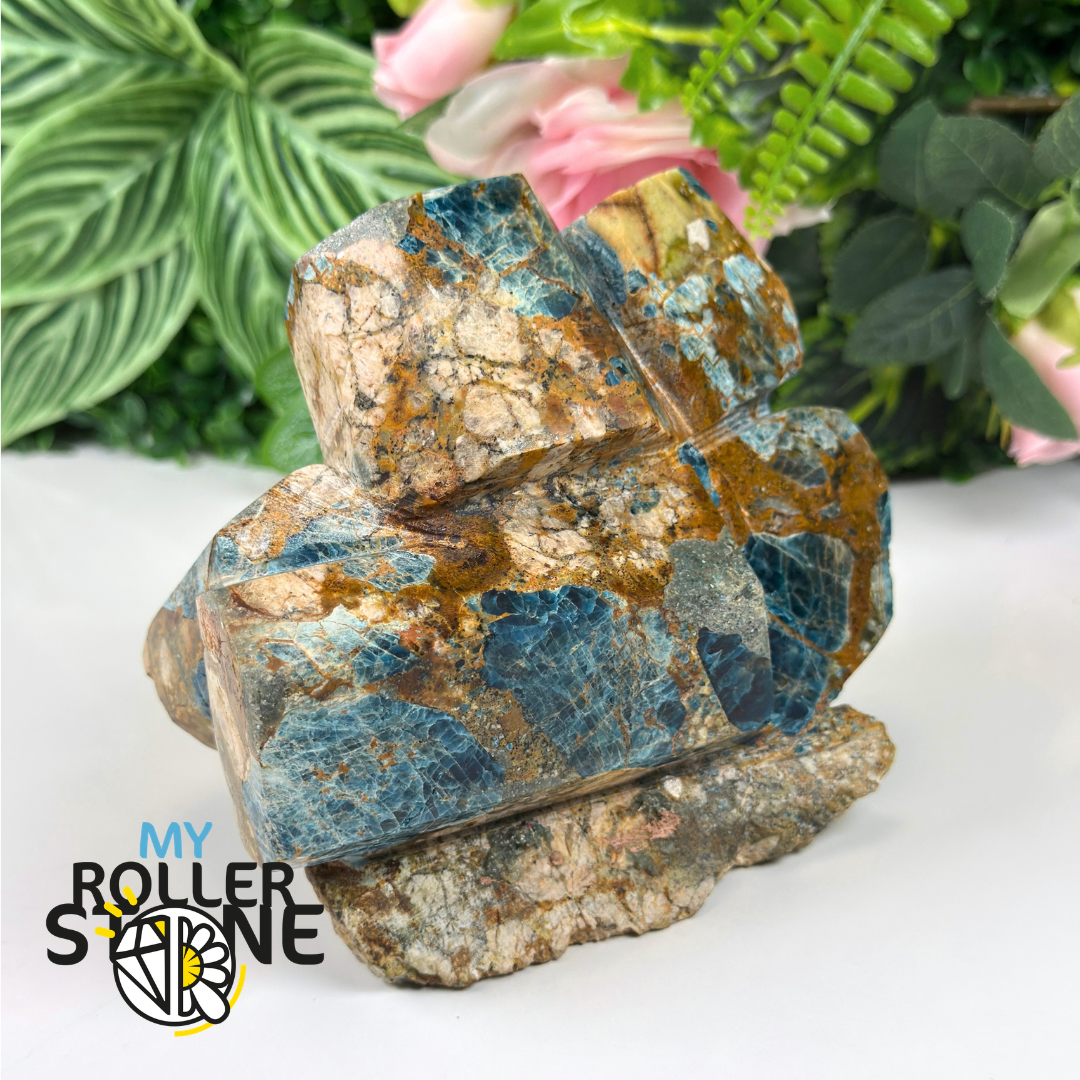 Sculpture en Apatite Bleue du Brésil sur Gangue