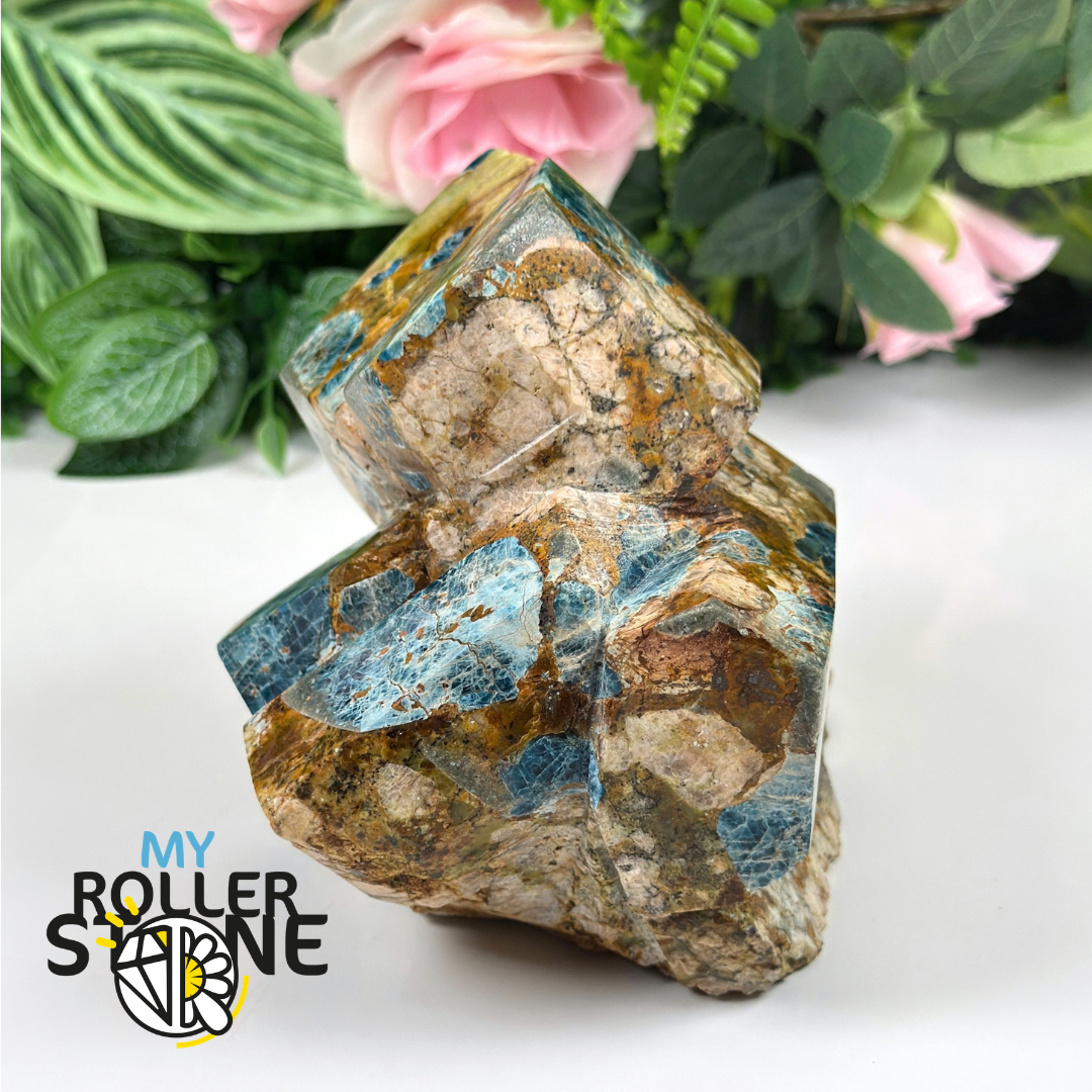 Sculpture en Apatite Bleue du Brésil sur Gangue