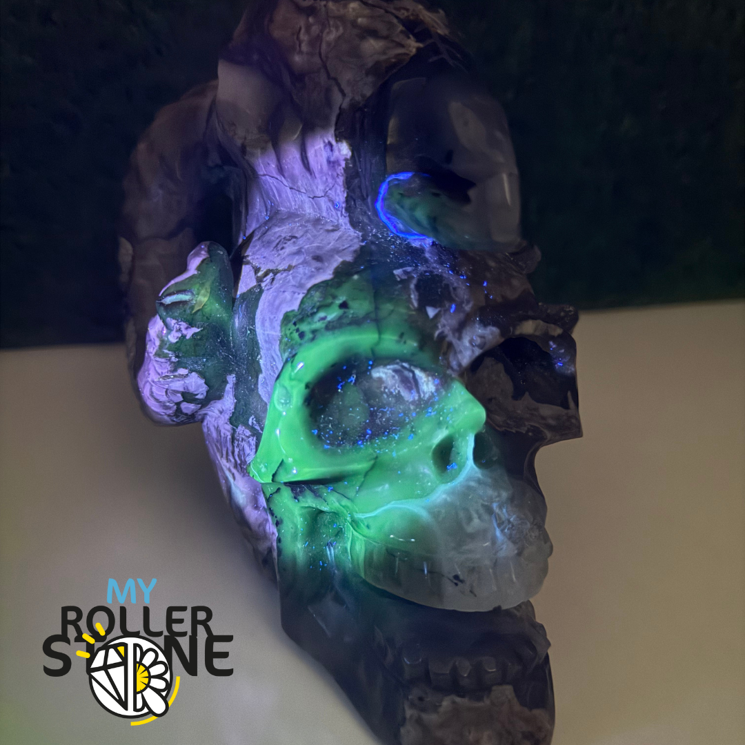Sculpture en Agate Volcanique en forme de Crane et corne de Bouc