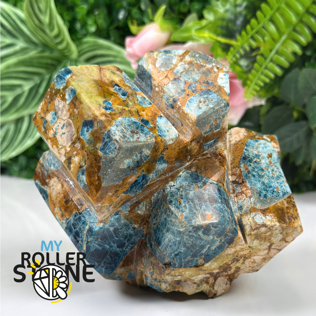 Sculpture en Apatite Bleue du Brésil sur Gangue