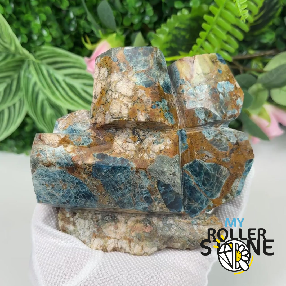 Sculpture en Apatite Bleue du Brésil sur Gangue