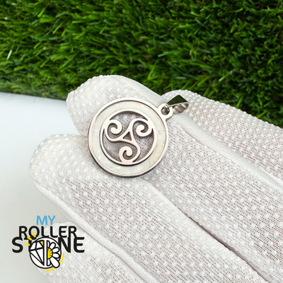 Pendentif rond Triskèle Nacre et acier inoxydable Argenté