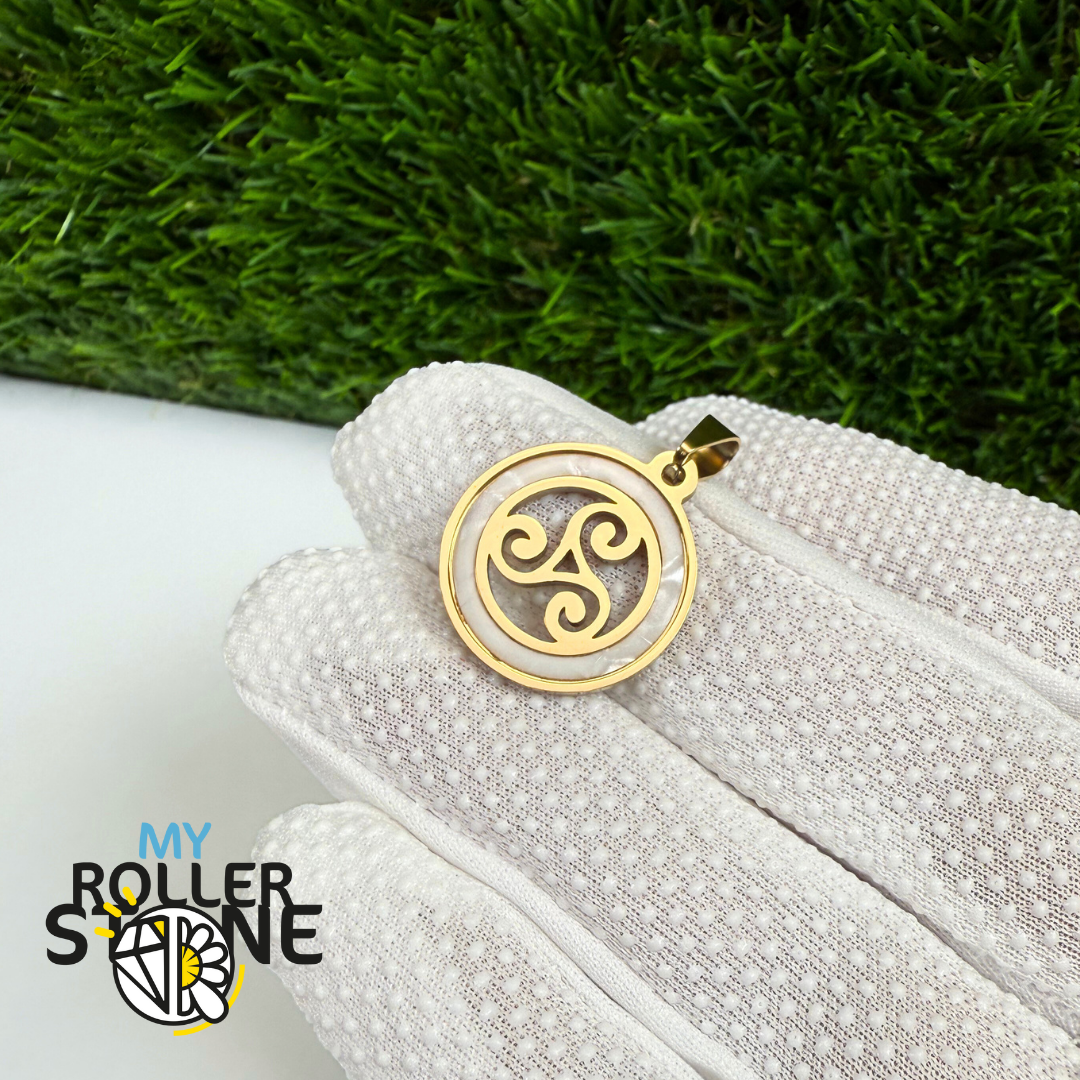 Pendentif rond Triskèle Nacre et acier inoxydable doré