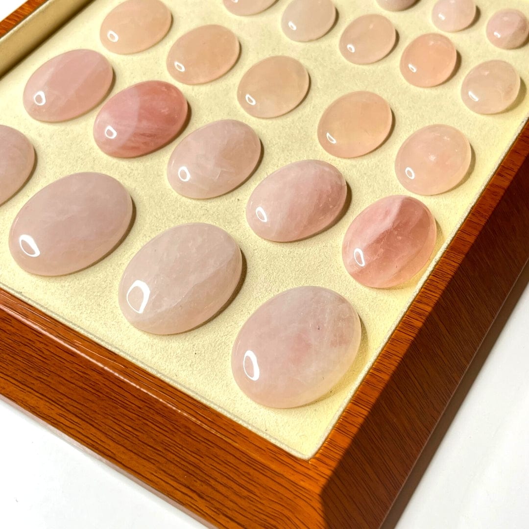 Cabochon ovale poli en quartz rose translucide