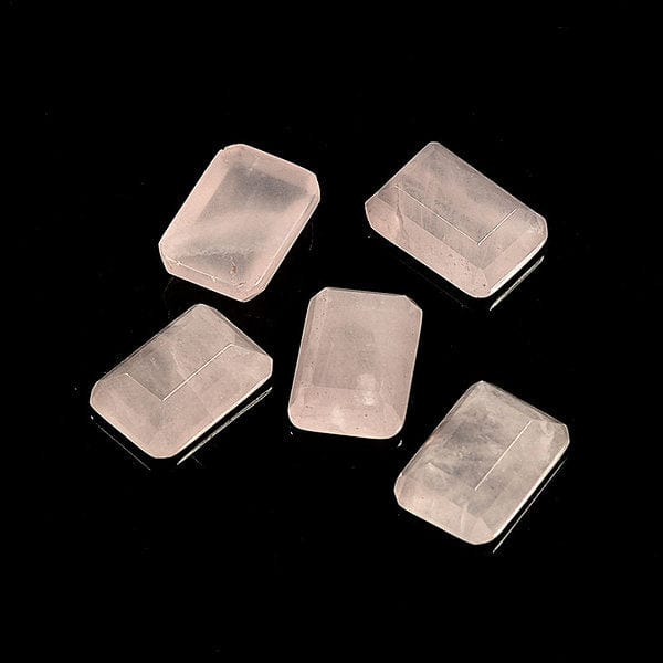 Petit cabochon rectangulaire en quartz rose poli