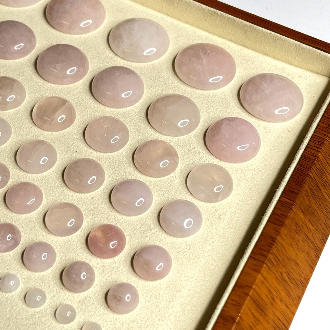Cabochon rond en quartz rose sous une lumière douce