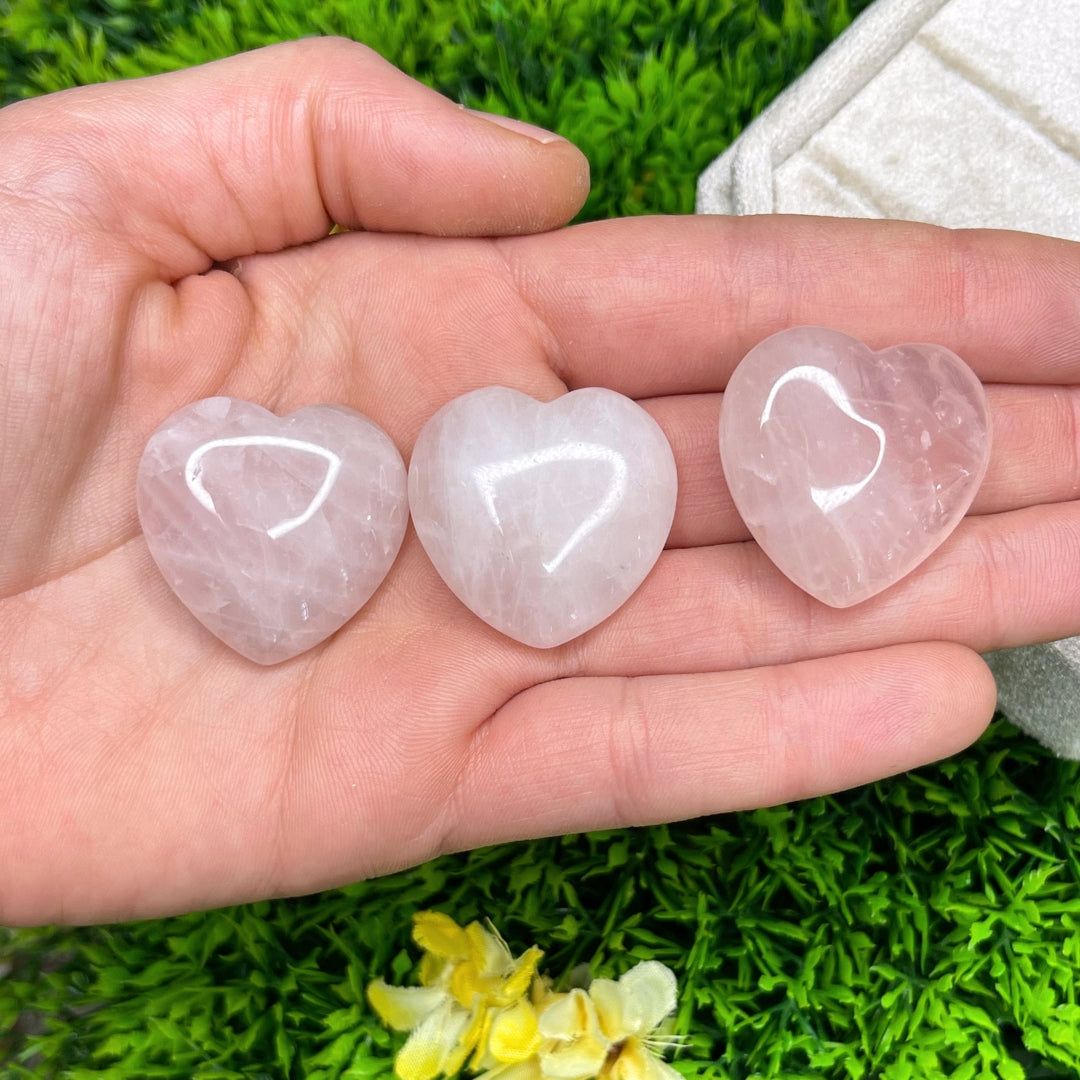 Cœur poli en quartz rose vu sous un autre angle