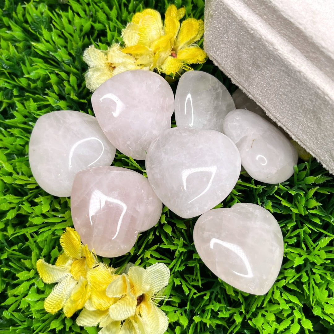 Cœur poli en quartz rose naturel aux nuances rose pâle