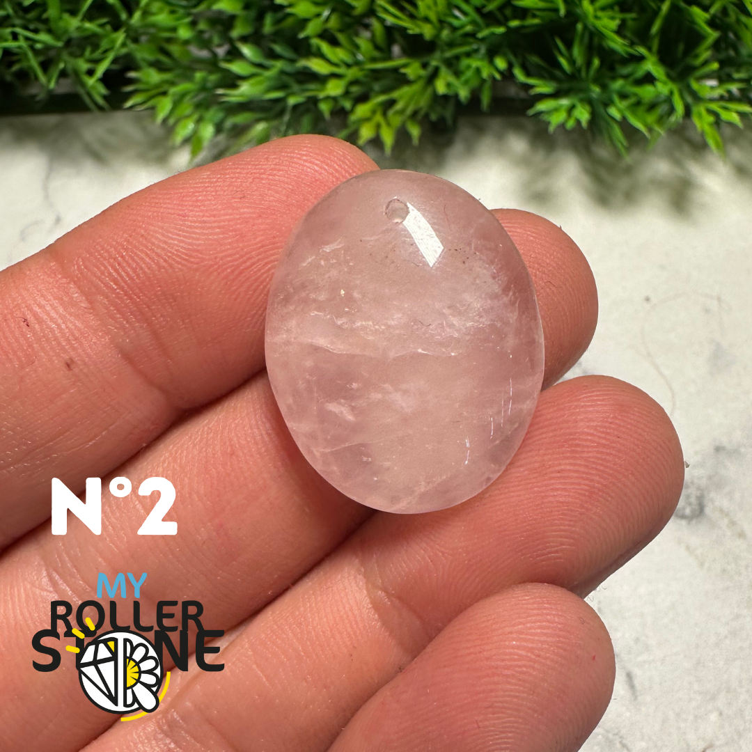 Pendentif percé en quartz rose montrant des nuances internes naturelles
