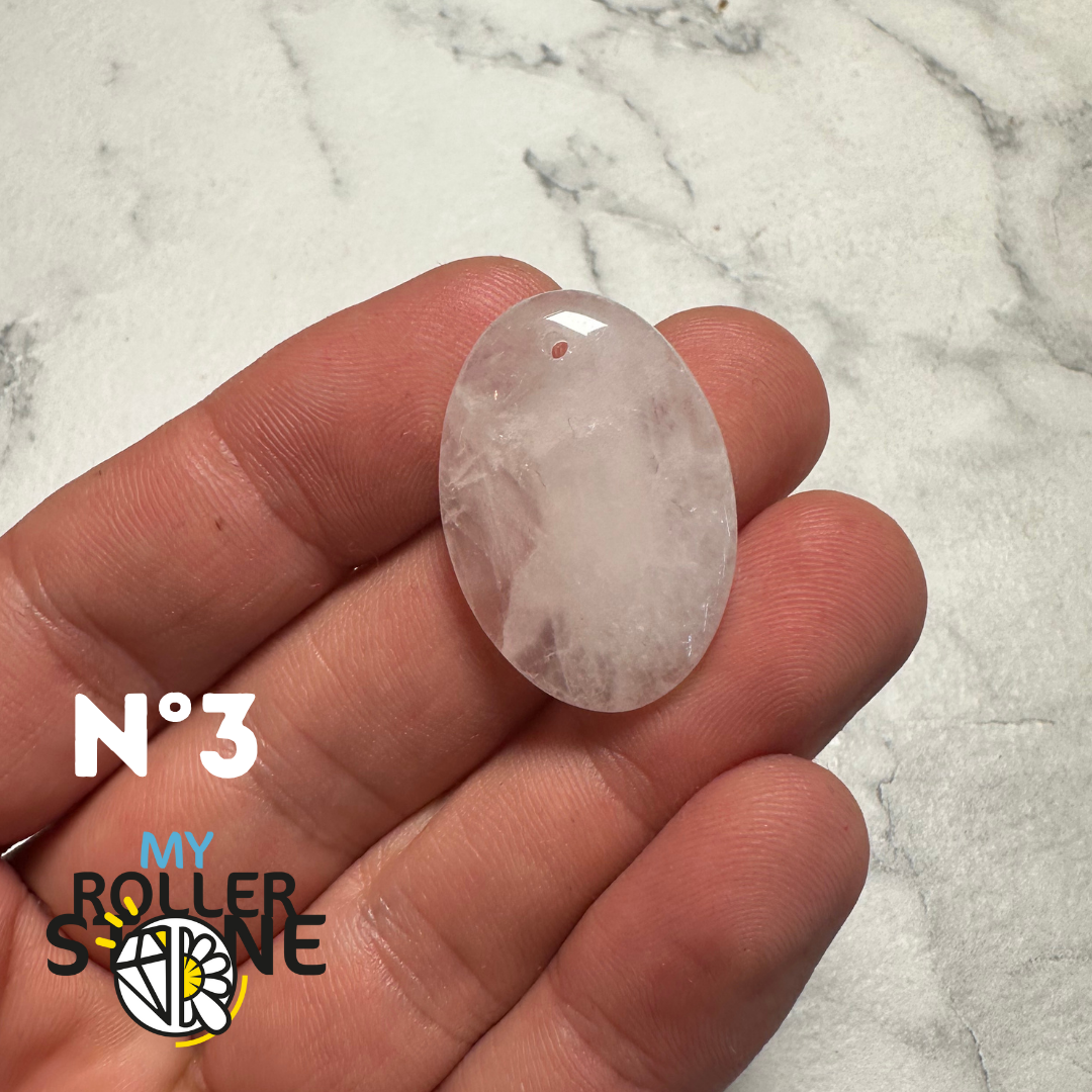 Quartz rose percé avec variations internes visibles