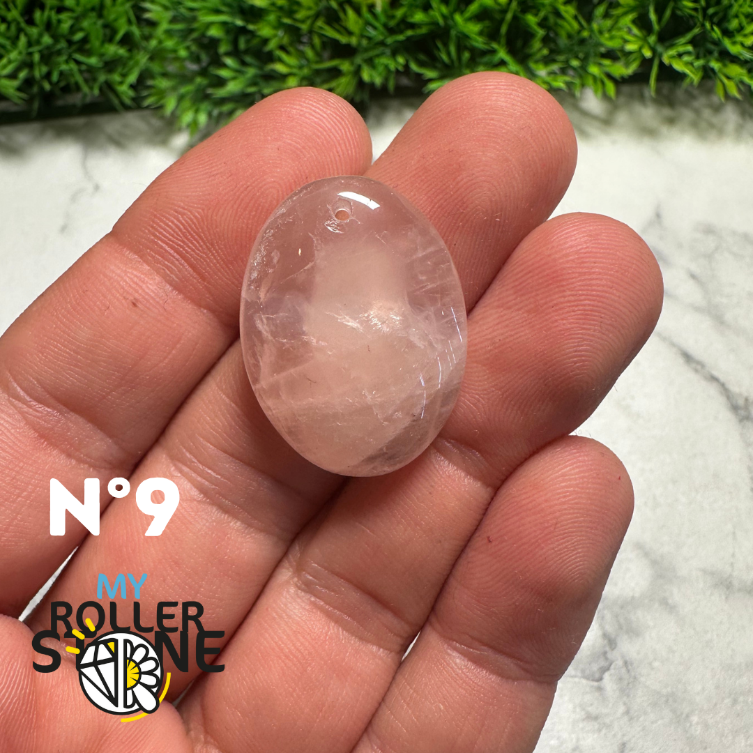 Quartz rose naturel percé avec irrégularités internes