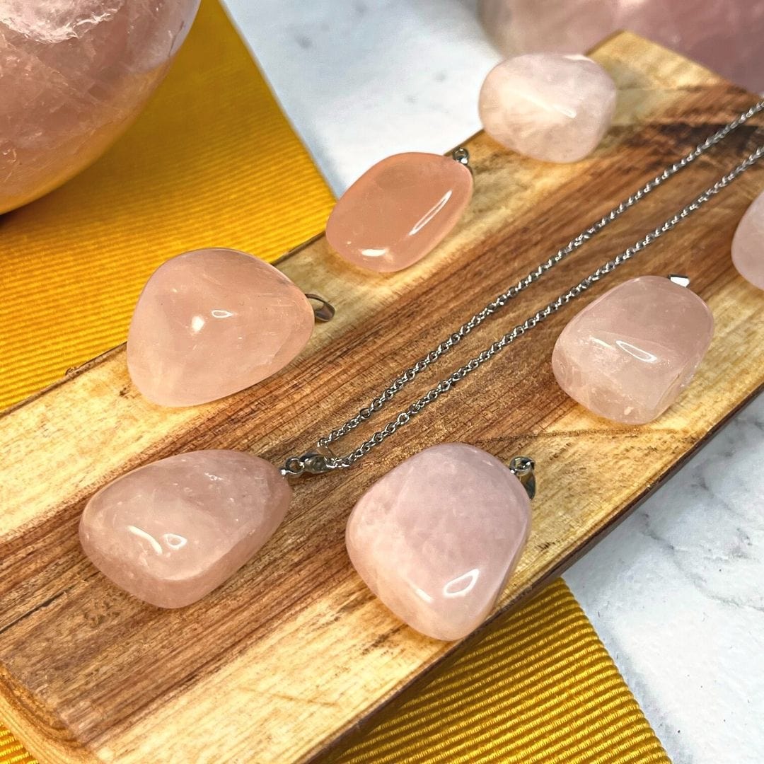 Pendentif en pierre roulée de quartz rose