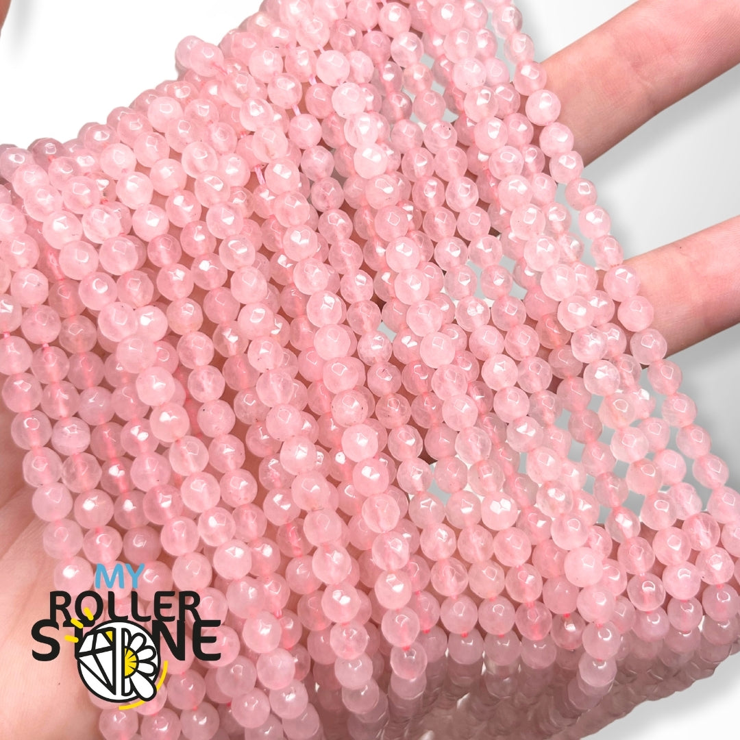 Petites perles facettées de quartz rose sous éclairage neutre