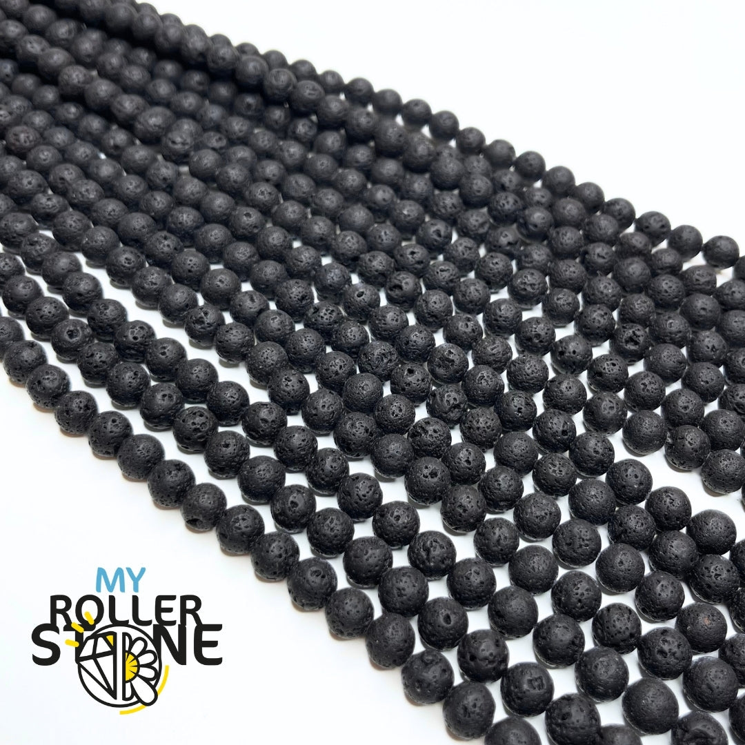 Gros plan sur des perles noires en pierre de lave