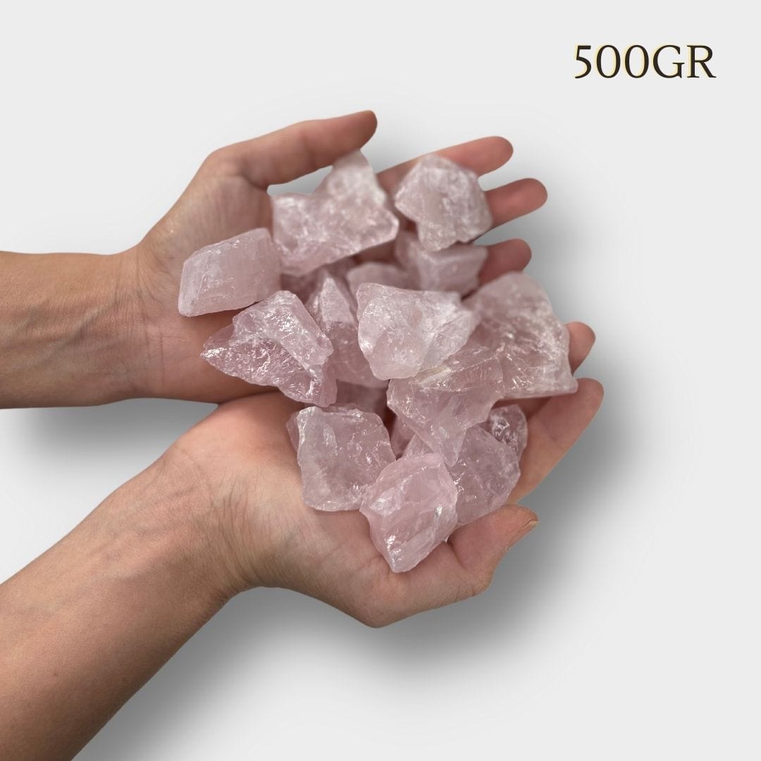 Quartz rose brut montrant une texture massive et une teinte rose pâle