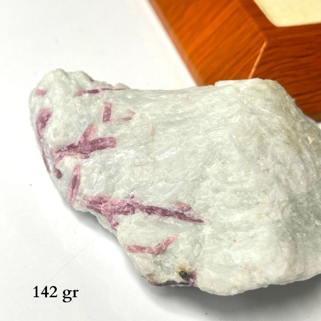 Tourmaline rose dans sa matrice de Quartz - Pierres et fossiles